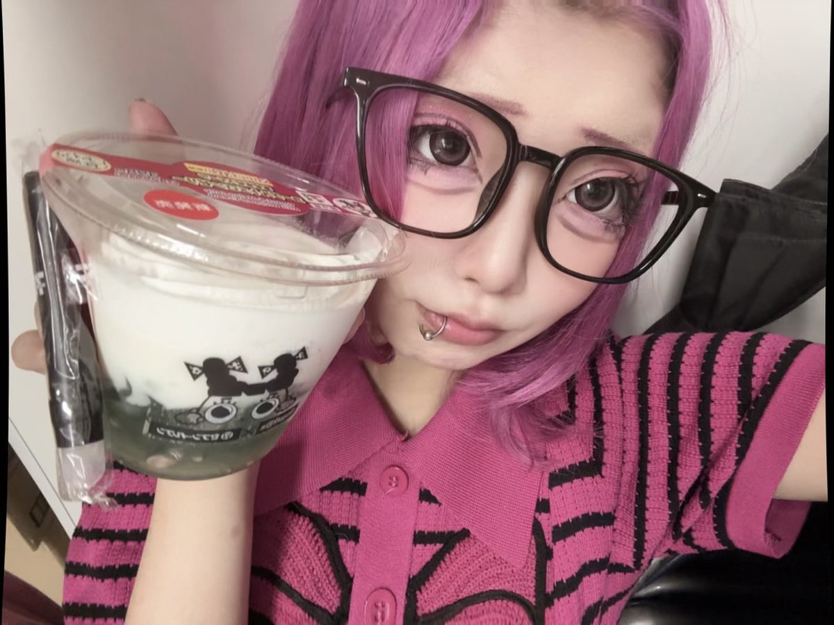 ninityan_mines's tweet photo. ににちゃんの大好きなつきみのににちゃんが(分かりにくいことになってる）笑
めちゃうまいって言ってたので飲みます。
ライブの余韻ひたひたですよ〜。
とても楽しかった🎶🎶 https://t.co/UUJxDwX6Oh