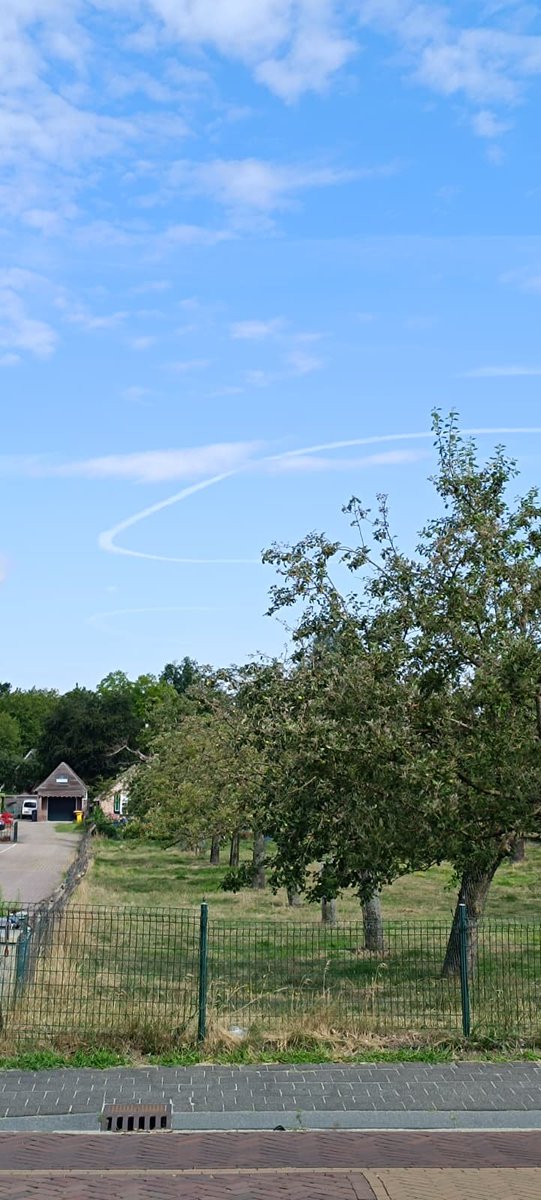 dunninkh's tweet photo. @BuienRadarNL ja, en waar komen die wolken toch weg? ze zijn weer lekker rondje aan het draaien met de strepentrekkers https://t.co/jjs42zhDAq