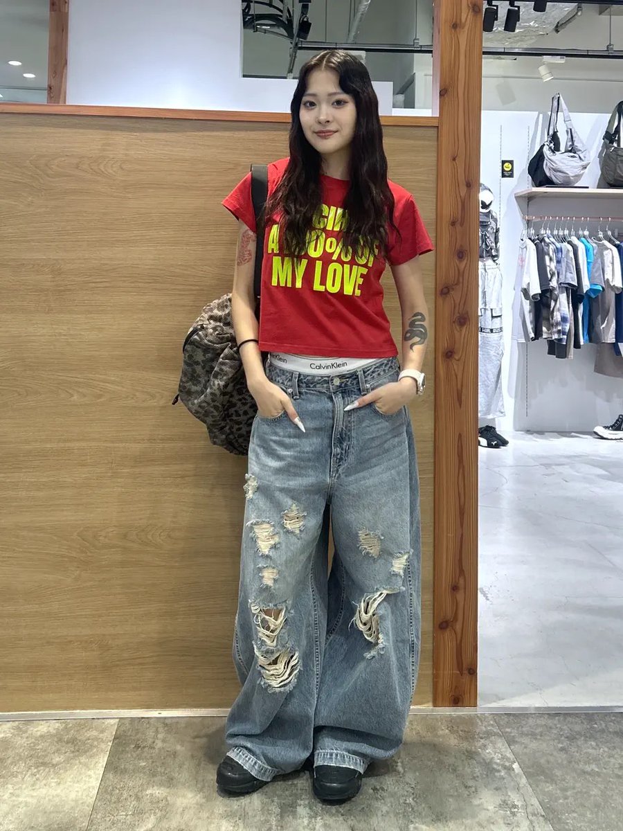 Xgirl_1994's tweet photo. 人気アイテムランキング🔥

トレンドのBIGロゴTや、
レイヤードコーデに使えるスウェットベスト、
バックスタイルがインパクト大なTシャツドレスがランクイン！

🥉LEOPARD CIRCLE LOGO AND FACE S/S TEE DRESS

🥈SIGNBOARD LOGO ZIP UP SWEAT VEST

🥇HEAVY BLOCK LOGO S/S BABY TEE

そのほかの人気アイテムはこちら★
https://t.co/JBt4pj3DG9