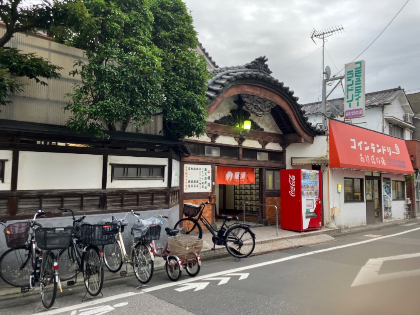 daichi4136's tweet photo. 本日は仕事帰りに都バスで移動、五反野の曙湯♨️へ🚌💨。銭湯お遍路2巡目の116軒目。
高さ4mぐらいから流れ落ちる滝と、池の鯉を眺めながら入る露天風呂が落ち着く。
ユーカリ&amp;ブラックペッパーのぬるめの薬湯も、この暑い時期は気持ち良い。
東武線・常磐線沿いに銭湯が多数有るので、順に回る予定 https://t.co/GdwXFtH4VD