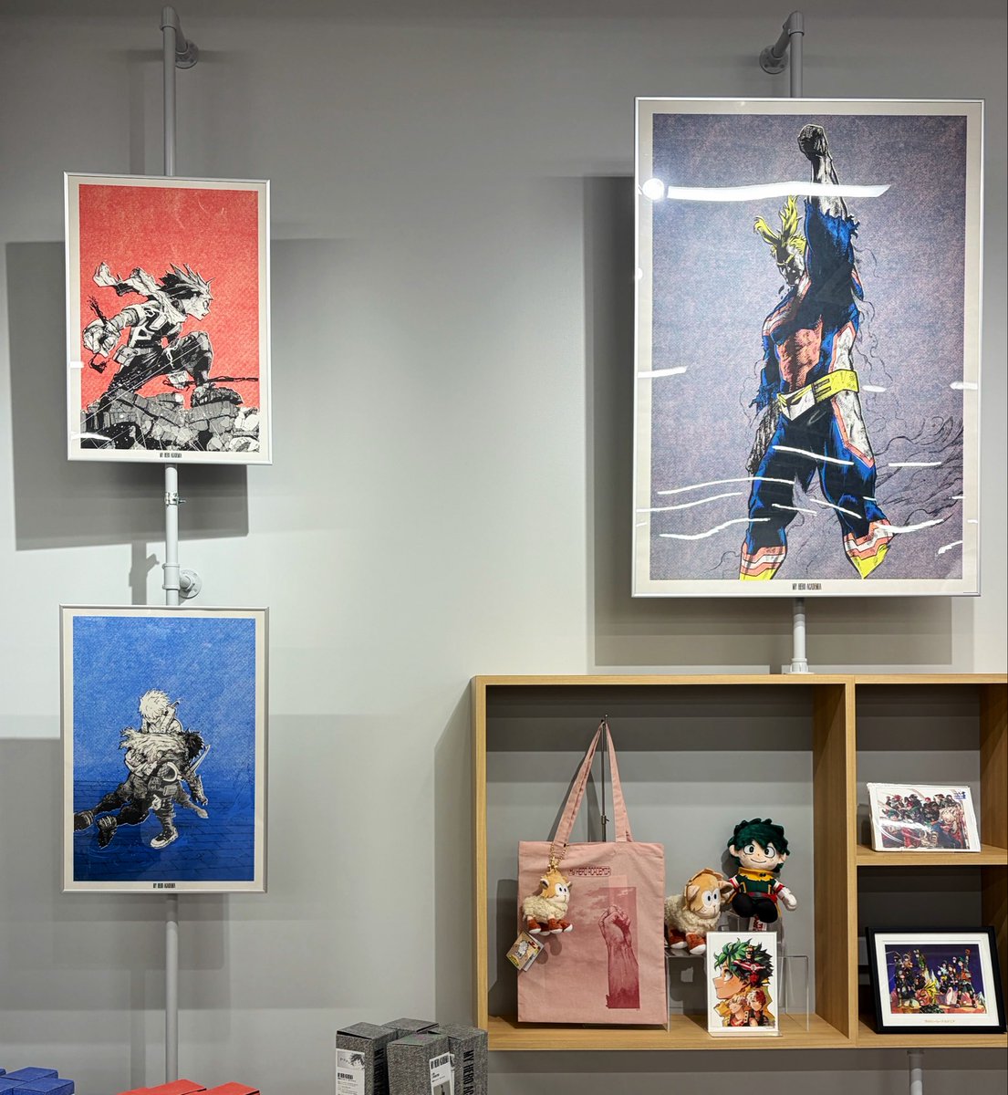 _doyobes's tweet photo. ｼﾞﾝﾎﾞｰﾁｮｰ行ってきました  ポスター陳列の仕方が良かった 新商品の在庫は潤沢  ラテぬいも大量追加されていたがPCケースはまたしても欠品
相変わらずオシャレな音楽と良い匂いがした  欠点は最大サイズのショッパーでもポスターめっっっちゃ飛び出ることですね…… https://t.co/0DBWEDPHKY