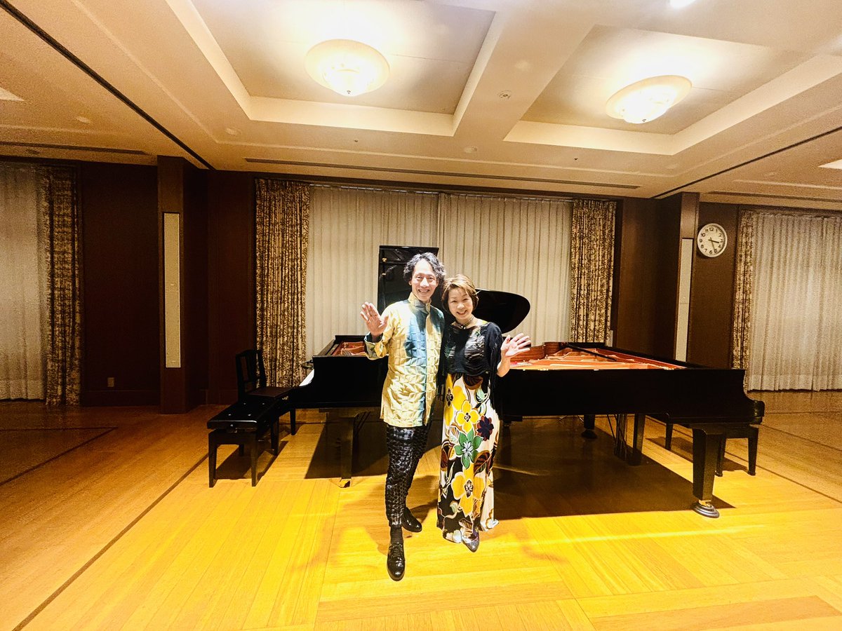 PianoduoDUOR's tweet photo. ご縁あってサンシティ宝塚さんにて2台ピアノコンサート。とっても喜んで頂けてよかった！
とてもよい設備で、練習室もグランド向かい合わせ(皆さん2台ピアノ弾くの？w)、以外にもピアノが何台もあり、音楽好きの方が多いそう。 https://t.co/zS8485yZU2