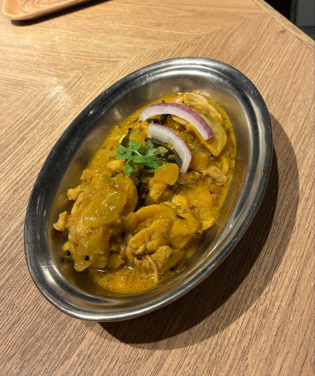 ericksouthkej's tweet photo. 現在、Special Curry Bは"チキンウプカリ"となっております👍
塩チキンカレー。シンプルなスパイス構成でチキンの旨味を引き出しました！ https://t.co/QfSdylCI8C
