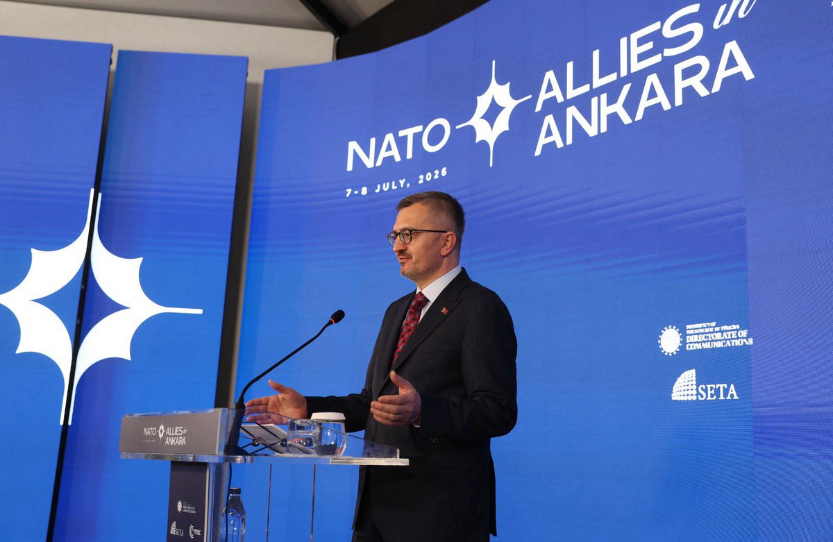 burhanduran's tweet photo. Cumhurbaşkanlığı İletişim Başkanlığı, Münih Güvenlik Konferansı ve SETA Vakfı iş birliğiyle düzenlediğimiz “Müttefikler Ankara’da” programında, NATO’nun değişen güvenlik anlayışını ve Türkiye’nin İttifak içindeki stratejik rolünü değerlendirme fırsatı bulduk.

Bugün karşı karşıya olduğumuz güvenlik ortamı, geçmişe kıyasla çok daha karmaşık ve çok boyutlu. Hibrit tehditlerden siber saldırılara, dezenformasyondan yapay zekâ destekli risklere kadar uzanan yeni meydan okumalar, güvenliğe bütüncül bir bakış açısıyla yaklaşmayı zorunlu kılıyor. 

Bu yönüyle Ankara’da gerçekleştirilen NATO Liderler Zirvesi (#NATOsummit), İttifakın geleceğine ilişkin önemli kararların şekilleneceği tarihî bir buluşmadır. NATO 3.0 yaklaşımı ise askerî ve askerî olmayan bütün unsurları birlikte ele alan, dayanıklılığı ve ortak hareket kabiliyetini merkeze yerleştiren yeni bir güvenlik vizyonunu ifade etmektedir.

Cumhurbaşkanımız Sayın Recep Tayyip Erdoğan’ın liderliğinde Türkiye; güçlü ordusu, gelişen savunma sanayisi, diplomatik kapasitesi ve krizlerin çözümüne sunduğu katkılarla NATO’nun en güçlü ve en güvenilir müttefiklerinden biri olmayı sürdürmektedir. 

Bugün ülkemiz, sadece bulunduğu coğrafyanın değil, Avrupa-Atlantik güvenliğinin de vazgeçilmez aktörlerinden biridir. Türkiye çoğu zaman Doğu ile Batı arasında bir köprü olarak tanımlanır. Oysa bugün karşı karşıya olduğumuz birçok krizde Türkiye, diplomatik erişim alanı ve gerginliği azaltmaya katkı sunma kapasitesi sayesinde Batı ile Batı arasındadır.

İnanıyorum ki Ankara’da gerçekleştirilen istişareler, İttifak ruhunun güçlenmesine, ortak güvenlik anlayışının derinleşmesine ve bölgemizin istikrarına önemli katkılar sağlayacaktır. 

Programımızı teşriflerinden dolayı Millî Savunma Bakanımız Sayın Yaşar Güler’e teşekkür ediyor; iş birliği dolayısıyla Münih Güvenlik Konferansı ile SETA Vakfı’na ve emeği geçen herkese teşekkür ediyorum.