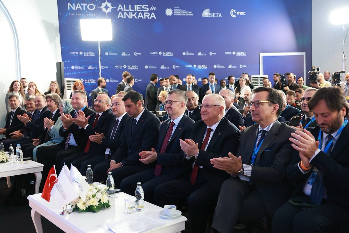 burhanduran's tweet photo. Cumhurbaşkanlığı İletişim Başkanlığı, Münih Güvenlik Konferansı ve SETA Vakfı iş birliğiyle düzenlediğimiz “Müttefikler Ankara’da” programında, NATO’nun değişen güvenlik anlayışını ve Türkiye’nin İttifak içindeki stratejik rolünü değerlendirme fırsatı bulduk.

Bugün karşı karşıya olduğumuz güvenlik ortamı, geçmişe kıyasla çok daha karmaşık ve çok boyutlu. Hibrit tehditlerden siber saldırılara, dezenformasyondan yapay zekâ destekli risklere kadar uzanan yeni meydan okumalar, güvenliğe bütüncül bir bakış açısıyla yaklaşmayı zorunlu kılıyor. 

Bu yönüyle Ankara’da gerçekleştirilen NATO Liderler Zirvesi (#NATOsummit), İttifakın geleceğine ilişkin önemli kararların şekilleneceği tarihî bir buluşmadır. NATO 3.0 yaklaşımı ise askerî ve askerî olmayan bütün unsurları birlikte ele alan, dayanıklılığı ve ortak hareket kabiliyetini merkeze yerleştiren yeni bir güvenlik vizyonunu ifade etmektedir.

Cumhurbaşkanımız Sayın Recep Tayyip Erdoğan’ın liderliğinde Türkiye; güçlü ordusu, gelişen savunma sanayisi, diplomatik kapasitesi ve krizlerin çözümüne sunduğu katkılarla NATO’nun en güçlü ve en güvenilir müttefiklerinden biri olmayı sürdürmektedir. 

Bugün ülkemiz, sadece bulunduğu coğrafyanın değil, Avrupa-Atlantik güvenliğinin de vazgeçilmez aktörlerinden biridir. Türkiye çoğu zaman Doğu ile Batı arasında bir köprü olarak tanımlanır. Oysa bugün karşı karşıya olduğumuz birçok krizde Türkiye, diplomatik erişim alanı ve gerginliği azaltmaya katkı sunma kapasitesi sayesinde Batı ile Batı arasındadır.

İnanıyorum ki Ankara’da gerçekleştirilen istişareler, İttifak ruhunun güçlenmesine, ortak güvenlik anlayışının derinleşmesine ve bölgemizin istikrarına önemli katkılar sağlayacaktır. 

Programımızı teşriflerinden dolayı Millî Savunma Bakanımız Sayın Yaşar Güler’e teşekkür ediyor; iş birliği dolayısıyla Münih Güvenlik Konferansı ile SETA Vakfı’na ve emeği geçen herkese teşekkür ediyorum.