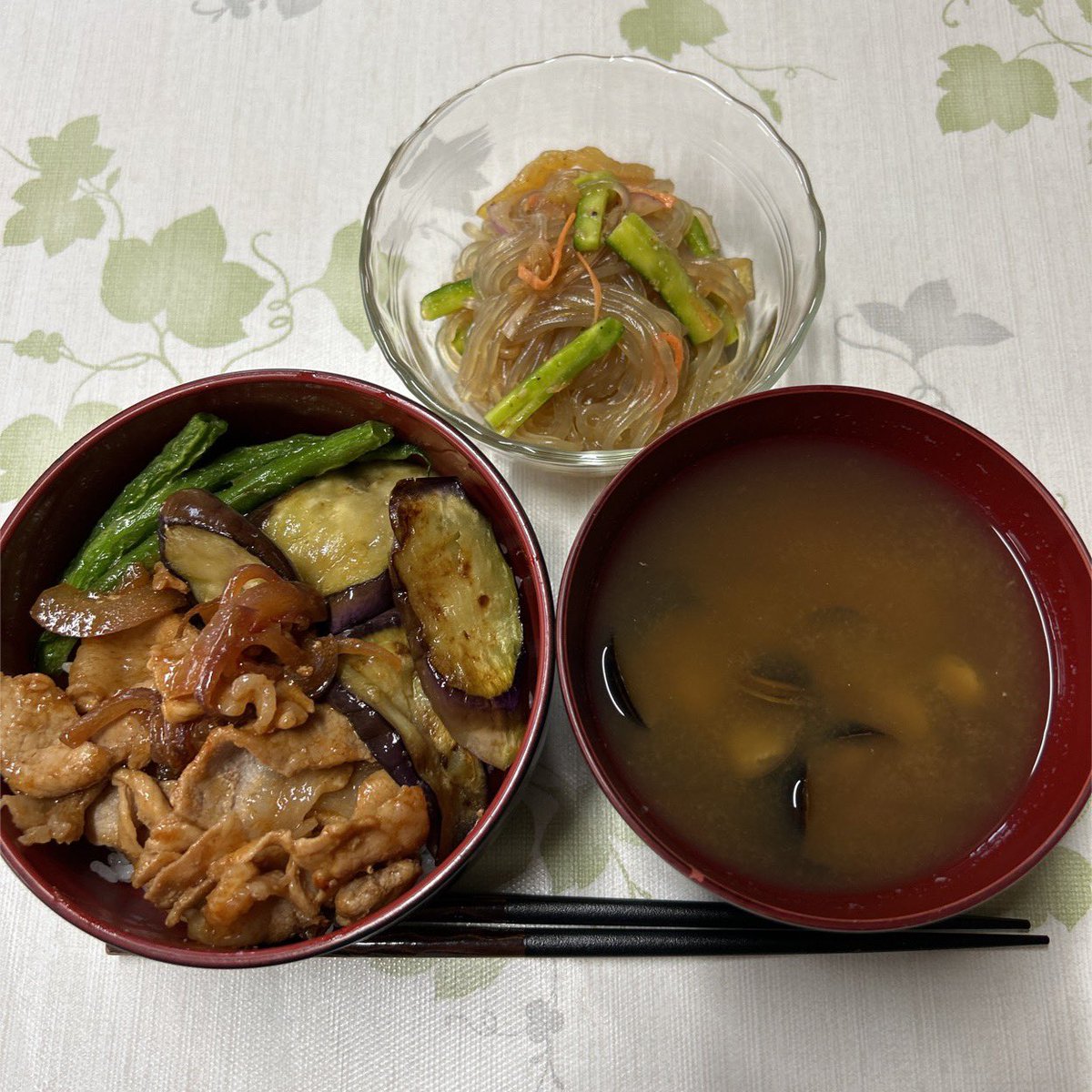 _tuker's tweet photo. 豚茄子丼・味噌汁・中華春雨 #dinner #夕飯 https://t.co/USIPGVbY0T