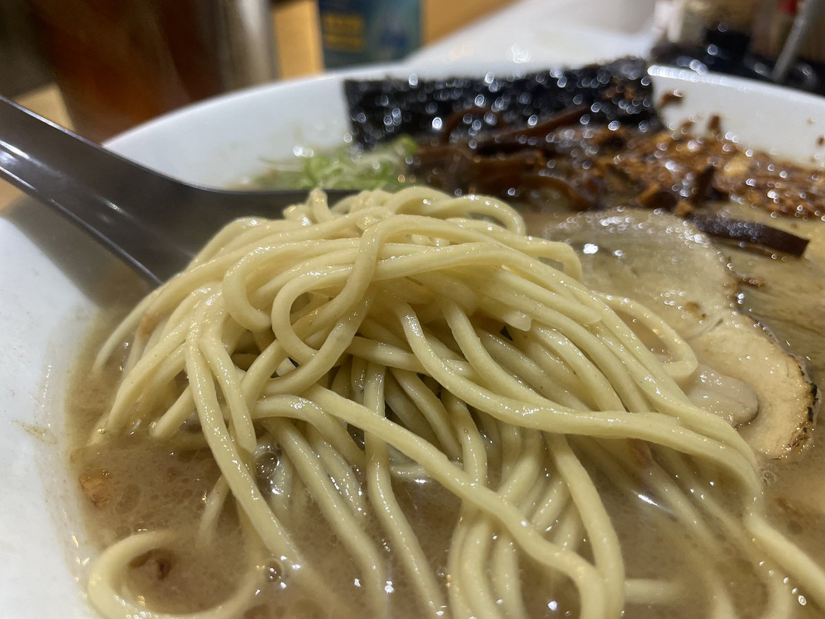 kumamotoramen's tweet photo. #TATARABA 大雨の日に訪問。14過ぎという事もありすいてた。ビールを飲みながら待つ。熊本とんこつラーメン。
うーん最高🍜久しぶりに食べたけど前より濃厚になったかな?気のせいかもしれんがw美味かったなー。次はチャーシューツマミに読んだ後ラーメンだな🤣 https://t.co/AafH6ptsBp