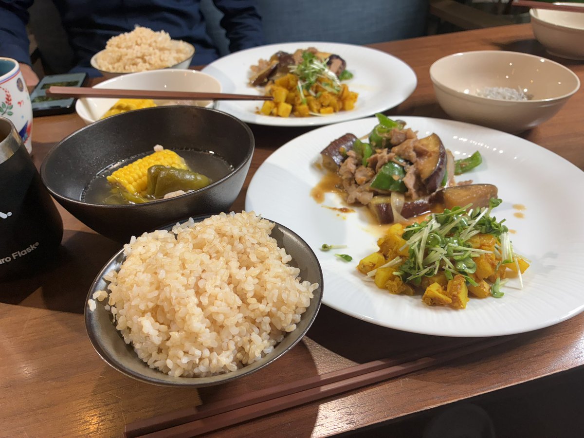ishinentame's tweet photo. こんばんのまかないは
豚バラ肉と夏野菜のごま味噌焼き
じゃがいものスパイス炒め
夏のポトフ
でした🤗
 #まかない https://t.co/4OvD0beXrN
