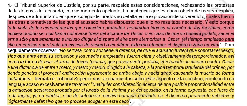 JuridicoQue's tweet photo. 🔪🔫STS 268/2023:
(Legítima defensa con arma de fuego).

Suceso en el que atacante persigue a la víctima y trata de sacar un hacha que lleva, reaccionando el atacado con la extracción de una pistola que porta para disparar en la cabeza al agresor, impulsado por la necesidad de defenderse, y causando la muerte del autor.

Fue condenado por la Audiencia Provincial por homicidio doloso y ratificado por el TSJ.

Pero, ¿cómo debió actuar el atacado según la AP y TSJ?
Subrayo en la imagen las vías alternativas (delirantes) que apreciaron los jugadores para justificar esa condena y reprochar a la víctima su defensa.

Finalmente, el TS absolvió al condenado devolviendo la lógica común a la realidad jurídica y amonestando a sus inferiores recordando dctrina jurisprudencial «que hunde en el tiempo sus raíces».
