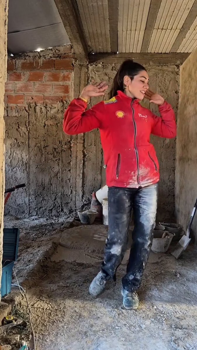 infobae's tweet photo. LA MAMÁ ALBAÑIL QUE CONSTRUYE LA HABITACIÓN QUE LE REGALARÁ A SU HIJA: “CON ESTE TRABAJO NO NECESITO IR AL GIMNASIO”

Johanna Muñoz se puso como objetivo terminar la obra para el próximo 9 de agosto, el día que su hija Brisa cumple 15 años. 

Unos cerámicos apilados junto a bolsas de cemento marcan el límite del sueño de Brisa, una chica que en dos meses cumplirá 15 años. Ese sueño no lleva moño ni papel celofán. En este caso, tiene paredes a medio levantar, mezcla fresca bajo el sol y la promesa que le hizo su mamá del cuarto propio. La que puso manos a la obra es Johanna Muñoz, madre de la joven que lucha por progresar en La Reja, Moreno, en el oeste de conurbano bonaerense.

Infobae 📎 https://t.co/cwu4Yk9A9K