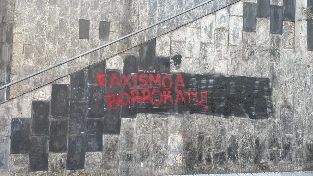 botxotar's tweet photo. Niños de papá vienen desde Barakaldo por la mañana. Mientras el resto curra intentan pintar una pared. Se les queda a medias. Para cuando vuelven a su sede ya no hay ni rastro.

Nos tendréis enfrente, fascistas. https://t.co/zqmhzJDHp2