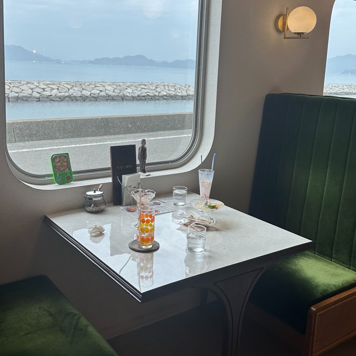 l5orwd's tweet photo. 海が見える喫茶店♩ https://t.co/k3Q6OakWFL