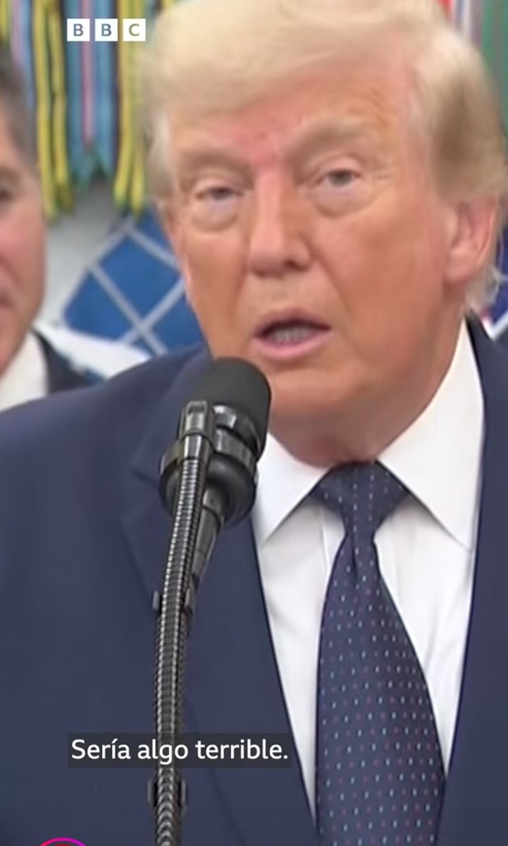 carlosvquez's tweet photo. Trump se metió en otro avispero. Es un tirano y ha metido sus pezuñas no ya en el despacho de Infantino, enfangando a la FIFA, sino en la razón de cada aficionado al fútbol que sabe que, fuese o no roja, la tarjeta la saca el árbitro y Trump no es quien para imponer suspenderla. https://t.co/RGhyaGs2Jc