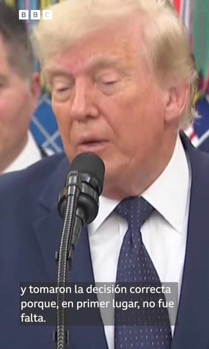 carlosvquez's tweet photo. Trump se metió en otro avispero. Es un tirano y ha metido sus pezuñas no ya en el despacho de Infantino, enfangando a la FIFA, sino en la razón de cada aficionado al fútbol que sabe que, fuese o no roja, la tarjeta la saca el árbitro y Trump no es quien para imponer suspenderla. https://t.co/RGhyaGs2Jc
