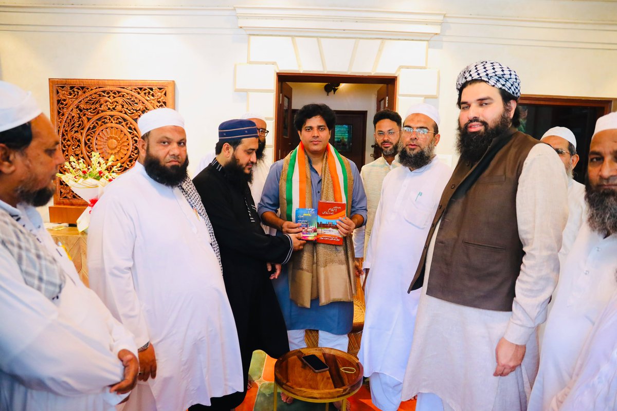 Humaid_Shakeel's tweet photo. मध्यप्रदेश में अल्पसंख्यकों के मौजूदा हालात पर चर्चा करने के लिए मध्यप्रदेश के वरिष्ठ अल्पसंख्यक कांग्रेस नेताओं के साथ मुस्लिम उलेमा और समाजसेवियों का एक प्रतिनिधि मण्डल दिल्ली में अल्पसंख्यक कांग्रेस के राष्ट्रीय अध्यक्ष और राज्यसभा सांसद इमरान प्रतापगढ़ी साहब से मिला। https://t.co/e0bZ2v5TCc