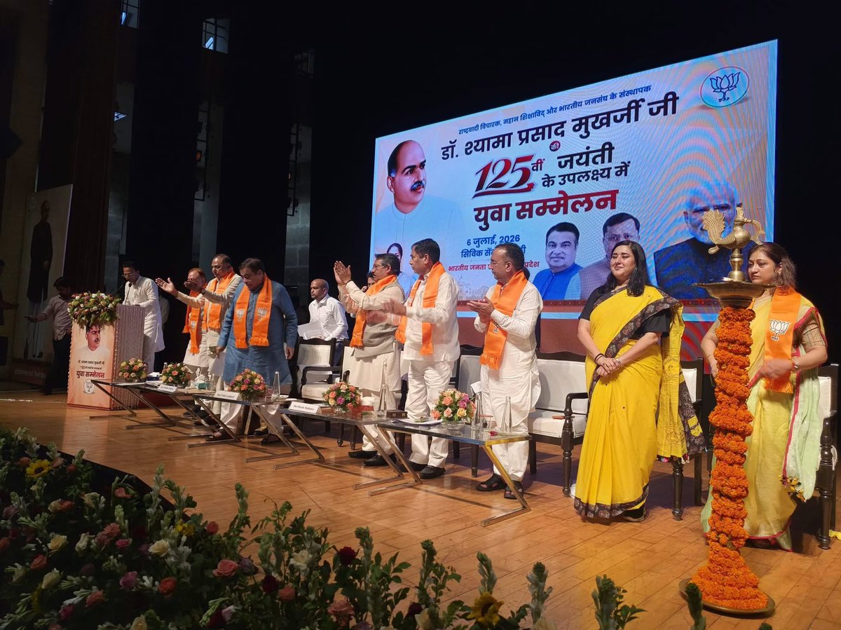 BansuriSwaraj's tweet photo. भारतीय जनता पार्टी, दिल्ली प्रदेश द्वारा श्रद्धेय डॉ. श्यामा प्रसाद मुखर्जी जी की 125वीं जयंती के उपलक्ष्य में आयोजित युवा विचार गोष्ठी में सम्मिलित होने का अवसर प्राप्त हुआ।

“एक देश में एक विधान, एक प्रधान और एक निशान” का उनका संकल्प आज भी प्रत्येक राष्ट्रभक्त के हृदय में जीवंत है। माननीय प्रधानमंत्री श्री @narendramodi जी के नेतृत्व में अनुच्छेद 370 का हटना डॉ. मुखर्जी जी के उसी अखंड भारत के संकल्प की ऐतिहासिक सिद्धि है।

इस अवसर पर देश के वरिष्ठ नेता एवं केंद्रीय मंत्री आदरणीय श्री @nitin_gadkari जी का प्रेरणादायी मार्गदर्शन प्राप्त हुआ। कार्यक्रम में दिल्ली की माननीय मुख्यमंत्री श्रीमती @gupta_rekha जी, दिल्ली भाजपा प्रदेश अध्यक्ष एवं केंद्रीय राज्य मंत्री श्री @hdmalhotra जी, सांसद श्री @yogenderchando1 जी, सांसद श्री @RamvirBidhuri जी, प्रदेश संगठन महामंत्री श्री @PavanRanaRSS जी, प्रदेश महामंत्री श्री @visshnumittal जी, महापौर श्री @praveshwahi जी, उप-महापौर डॉ. @drmonikapant जी सहित पार्टी के वरिष्ठ पदाधिकारियों, BJYM के ऊर्जावान साथियों एवं देवतुल्य कार्यकर्ताओं की गरिमामयी उपस्थिति रही।

@BJP4Delhi @BJYM4DL @BJP4India
#DrSyamaPrasadMukherjee #NationFirst #125thJayanti