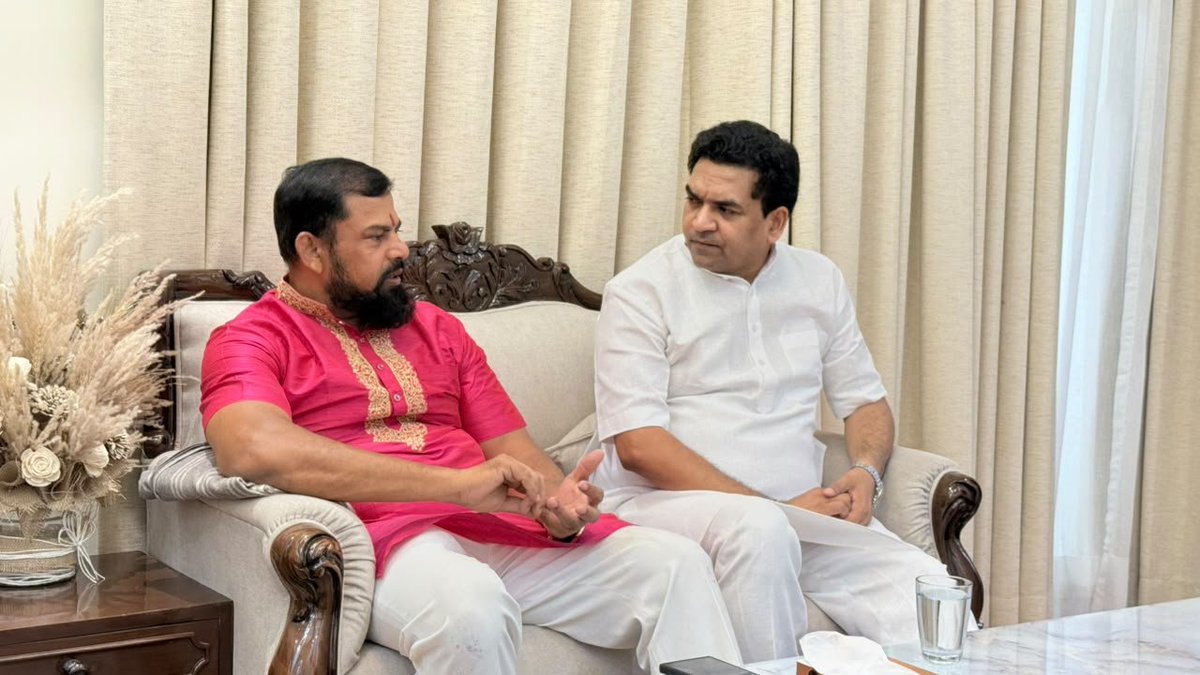 KapilMishra_IND's tweet photo. तेलंगाना के ओजस्वी और लोकप्रिय जननेता, प्रखर हिंदुत्ववादी श्री @TigerRajaSingh जी से एक आत्मीय भेंट हुई। 
सनातन धर्म की महान परंपराओं, इसके संरक्षण और हिंदुत्व के विभिन्न महत्वपूर्ण विषयों पर बहुत ही सार्थक एवं वैचारिक चर्चा हुई। 
धर्म और राष्ट्र के प्रति उनकी ऊर्जा वास्तव में प्रेरणादायक है। 
जय श्री राम