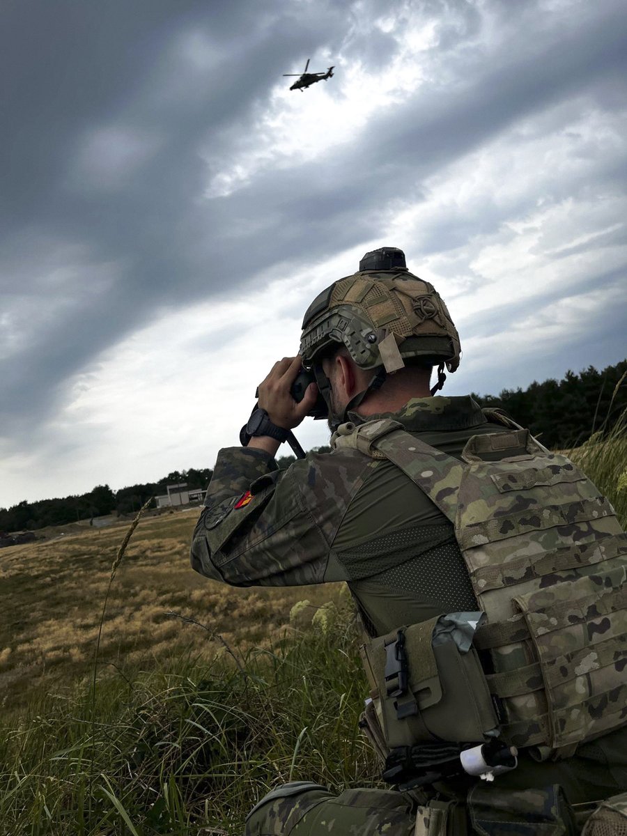 EMADmde's tweet photo. ✈️ 🇪🇸 🇸🇰 Actividad conjunta en el área de adiestramiento militar de Kuchyña. 
✅Equipos controladores de Ataque Terminal Conjunto.
✅Tripulaciones españolas del helicóptero ‘Tigre’.
✅ Pilotos eslovacos del ‘L-39 Albatros’.
La cooperación multinacional es esencial para unas fuerzas de combate listas y disponibles permanentemente para la defensa del flanco este de la Alianza 💪 
#MOPS @EjercitoTierra @EjercitoAire @NATOTFSlovakia