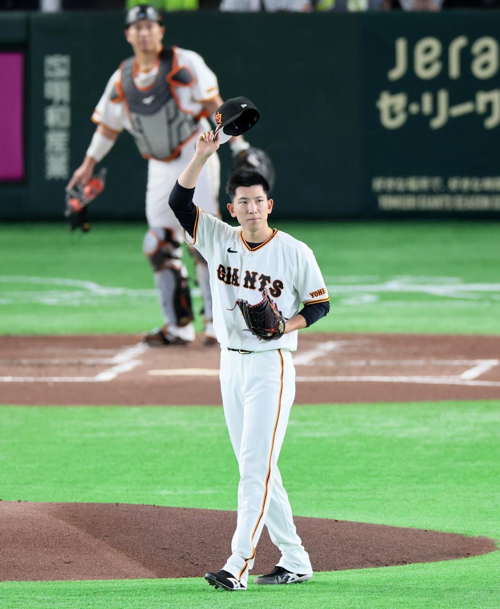 sanspo_giants's tweet photo. 【🔥#熱闘撮って出し📷】 

#松本剛 選手、レフト後方への大飛球をジャンプ一番好捕。大ファインプレーに #戸郷翔征 投手も帽子を取って感謝（撮影・萩原悠久人、佐藤徳昭）       

#巨人 #ジャイアンツ #giants #サンスポ https://t.co/xK7p0f0g8N