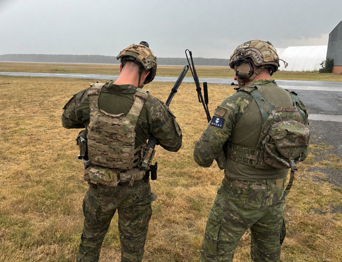 EMADmde's tweet photo. ✈️ 🇪🇸 🇸🇰 Actividad conjunta en el área de adiestramiento militar de Kuchyña. 
✅Equipos controladores de Ataque Terminal Conjunto.
✅Tripulaciones españolas del helicóptero ‘Tigre’.
✅ Pilotos eslovacos del ‘L-39 Albatros’.
La cooperación multinacional es esencial para unas fuerzas de combate listas y disponibles permanentemente para la defensa del flanco este de la Alianza 💪 
#MOPS @EjercitoTierra @EjercitoAire @NATOTFSlovakia