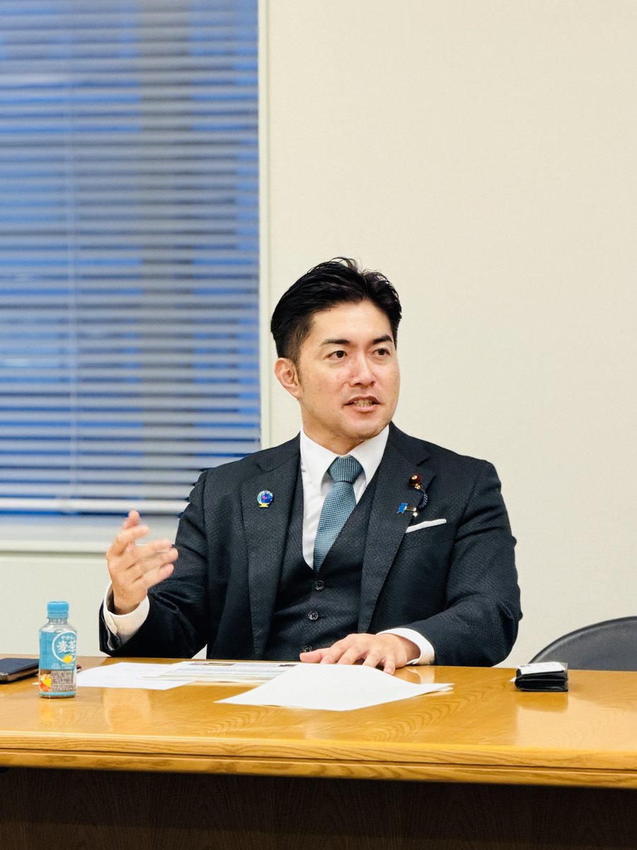kashimayusuke_'s tweet photo. 鹿嶋祐介事務所です。

鹿嶋主催による、新人議員向け「第3回 防衛政策勉強会」を開催しました。

今回のテーマは、日本の防衛政策。防衛省の担当者を講師に迎え、国家安全保障戦略・国家防衛戦略・防衛力整備計画からなる「戦略3文書」を中心に、日本の安全保障政策の考え方や、防衛力整備の方向性について説明を受けました。

鹿嶋は17年間、自衛官として国の安全保障の最前線に携わってきました。その経験から、「防衛政策は一部の専門家だけが理解していればよいものではなく、国会議員一人ひとりが正しく理解し、責任を持って議論できることが重要」との考えのもと、この勉強会を継続して開催しています。

参加された先生方からは、防衛分野にとどまらず、それぞれの専門分野や地域の視点を踏まえた質問が数多く寄せられ、活発な意見交換が行われました。

鹿嶋はこれからも、自らの経験を生かしながら、党内での学びの場を継続し、我が国の安全保障政策の充実と、責任ある政策議論につながる環境づくりに取り組んでまいります。