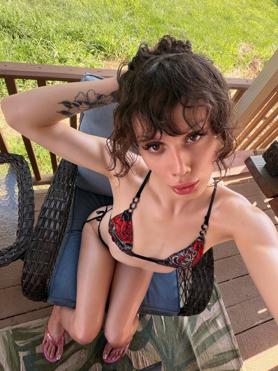 ArianaHoweok5v's tweet photo. "What's everyone up to today?"#TransGirl
#TransIsBeautiful
#LGBTQ
#TransJoy
#SelfLove
#Pride https://t.co/nMKob1bxGr