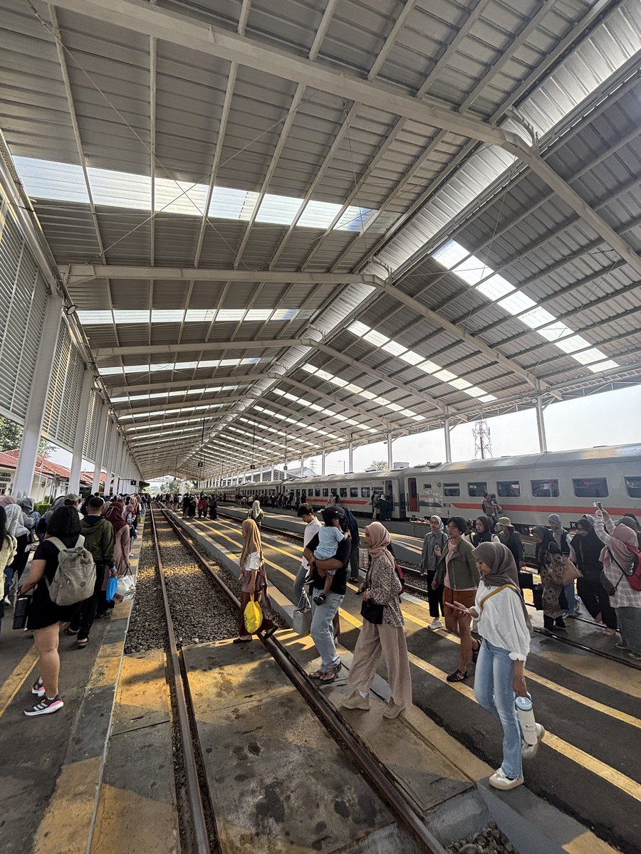 Ccookk_'s tweet photo. Spill foto random kalian ketika lagi berada di Stasiun manapun 🫵🫵🫵 https://t.co/R2J53DnWTD