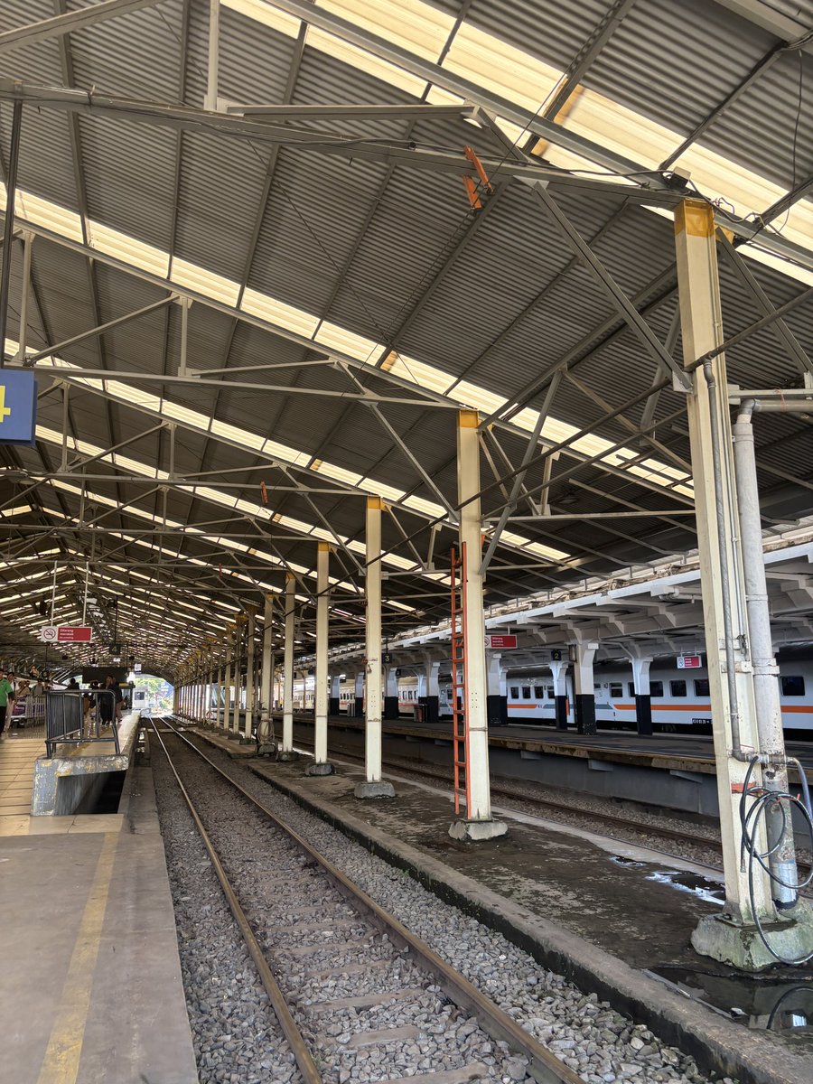 Ccookk_'s tweet photo. Spill foto random kalian ketika lagi berada di Stasiun manapun 🫵🫵🫵 https://t.co/R2J53DnWTD