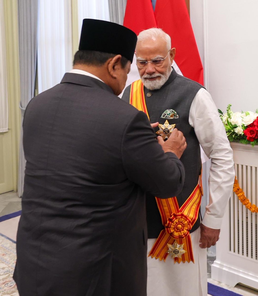 Dev_Fadnavis's tweet photo. A Global Recognition of Distinguished Leadership! 🇮🇳 🇮🇩

Heartiest congratulations to Hon PM Narendra Modi Ji on being conferred with Indonesia's highest civilian honour, the ‘Bintang Adipurna of the Republic of Indonesia,' by H.E. President Prabowo Subianto.  

This prestigious honour marks the 35th international state honour received by Hon PM Modi Ji, recognising his visionary leadership and unwavering commitment to strengthening the India–Indonesia partnership, which is founded on enduring friendship, shared values and mutual trust.

@narendramodi @prabowo
#PMModiInIndonesia #India #Indonesia