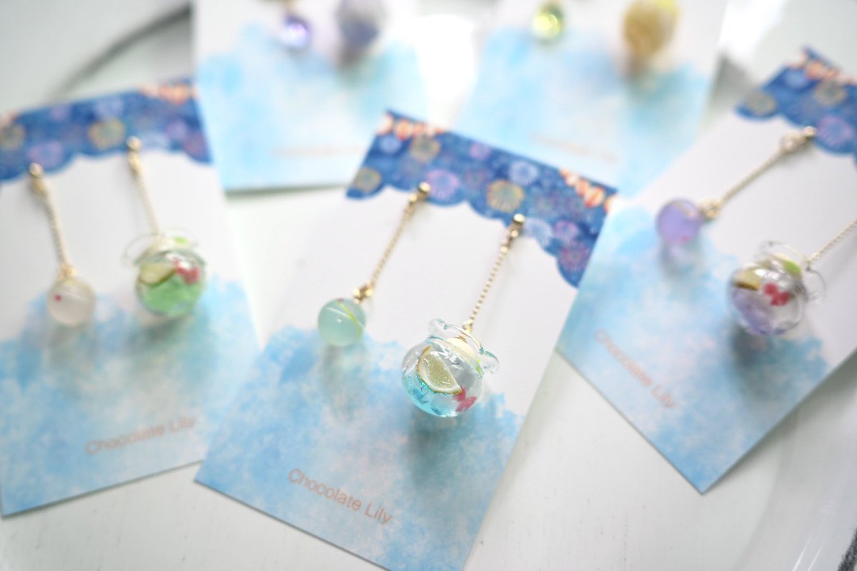 ChocolateLily02's tweet photo. 明日からあいぱくと同時開催の
 #アイホリ  にて作品を委託販売します✨

アクキーや金魚鉢クリームソーダなど、夏らしい新作を色々と納品しました🍨

#あいぱく #レジン #フェイクスイーツ https://t.co/LneJHsAVEQ
