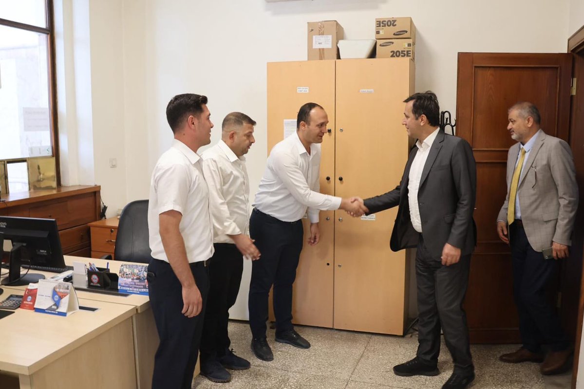 uyalcin_'s tweet photo. 📍Kurtuluş Savaşı’nın kalesi GAZİantep’teyiz.

Adana Bölge Müdürlüğü saha ziyaretlerimizin ikinci gününde ilk durağımız Gaziantep Gar ve iş yerlerimiz ile Taşlıca Araç Bakım Merkezi oldu. 

Ana hat ve bölgesel yolcu trenlerimizin işlediği Gaziantep Gar ve iş yerlerinde görevli mesai arkadaşlarımızla yolcu taşımacılığı, araç bakım ve işletmecilik faaliyetlerimizi değerlendirerek; yolcu memnuniyeti ve seyrüsefer güvenliğinde izlediğimiz politikaları ele aldık. 

Şu an Gaziray araçlarının bakımlarının yapıldığı, ilerleyen zamanlarda da şirketimizin demiryolu araçlarının bakımlarının yapılacağı Taşlıca Araç Bakım Merkezi’ni ziyaret ederek süreçleri sahada inceledik; böylelikle bakım, onarım ve revizyon süreç planlamalarımızı da teyit etmiş olduk. 

Ülkemizin kalkınması için Anadolu’nun dört bir yanında gece gündüz çalışan ekibimizle imkânlar dâhilinde bir araya gelmeye çalışıyor, büyük bir özveriyle verdikleri hizmetler için TCDD Taşımacılık AŞ adına teşekkürlerimizi sunmaya özen gösteriyoruz. 

Biliyoruz ki demiryolu geleceğini inşa etme yolculuğunda, sektörümüzün bir numarası olma hedeflerimizde en büyük destekçimiz demiryolcular ve onların emeği. Bu azmin ve fedakârlığın önemini kavrıyor, her daim omuz omuza yürümekten gurur duyuyoruz.  

#TürkiyeHızlanıyor 🇹🇷