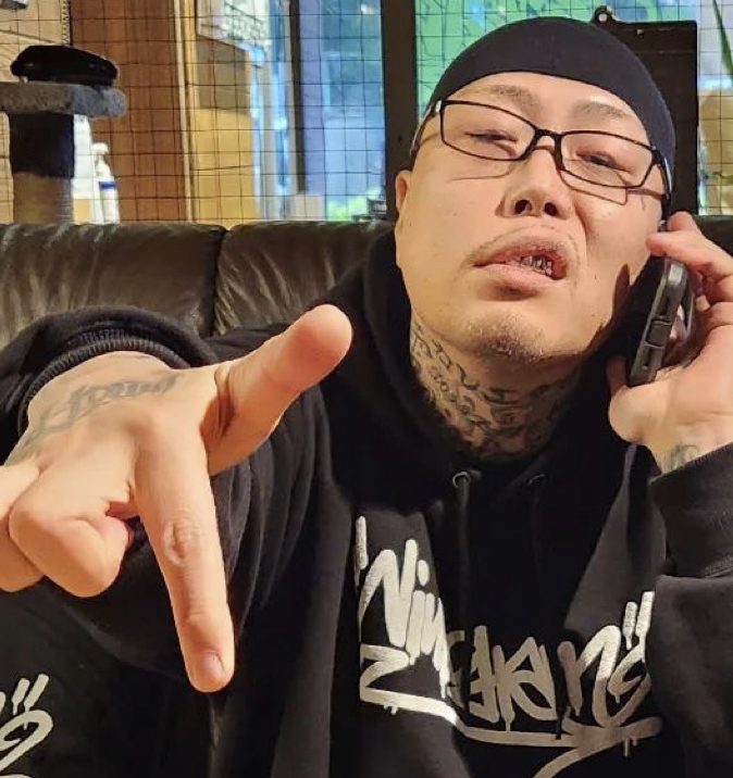aigare01's tweet photo. 東京・新宿区の路上で乾燥大麻とコカインを所持
ラッパーの「D.O」こと君塚慈容(48)逮捕
3度目の逮捕

薬物やってない方が
おかしいだろってナリだろ、こいつ
前回、懲役3年の実刑判決
後悔も反省もしないバカ

とりあえず最長7年ぶち込んどけよ？
(本音は殺処分希望)
ヤク中にも甘い国だよ、うんざり https://t.co/tPrkg7VXQ6