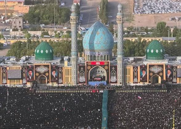 showbbar_07's tweet photo. از مسجد جمکران تا حرم حضرت معصومه متصل نماز خوندن برای شهید امام خامنه ای
نمایش قدرت یعنی همین https://t.co/Cu9cBx6ikZ