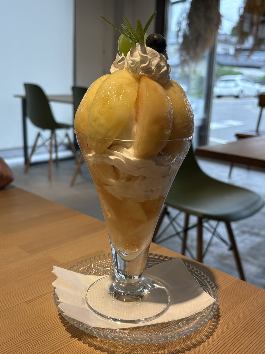 krm__0720's tweet photo. 念願の桃のぱっふぇ食べたんだ🍑
これで1.8玉使われてるんだって！！
��でないなった。 https://t.co/Vka6ktw7mV
