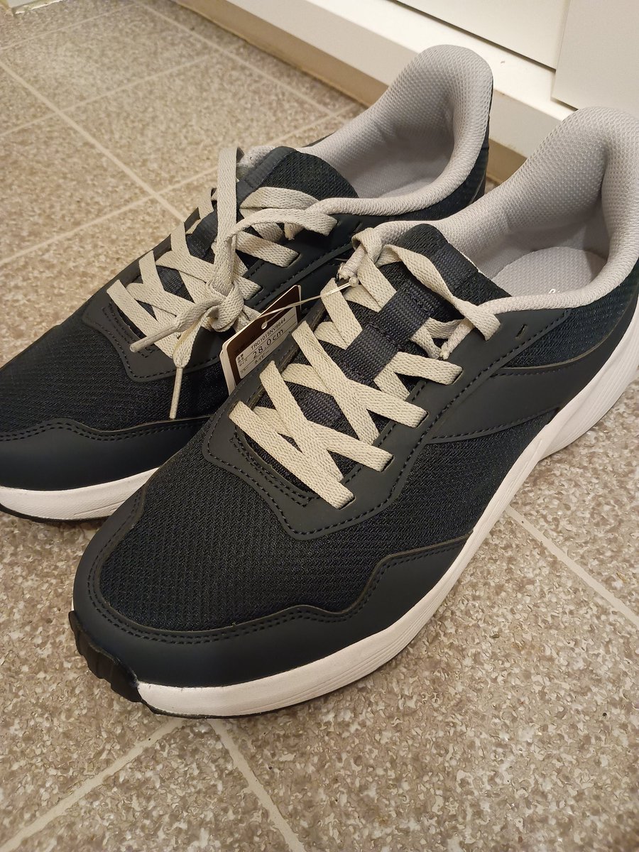 baro___n's tweet photo. 感謝の気持ちの手始めにスポーツデポさんで通勤用のスニーカー買ってきました👟 https://t.co/dTC2ECJNmU