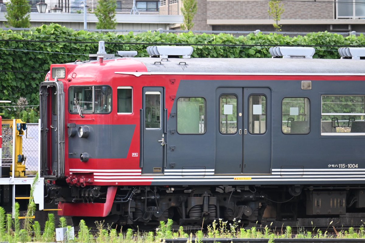 Cocoa_189_510's tweet photo. しなの鉄道で運用されていた"しな鉄色のS1編成"と"スカ色のS9編成"ですが、入換用動車に牽引されてNNの工場内を移動。

既に引退済ながら解体されそうな動きはなく、機関車たちの解体が終われば？

ちなみに"横須賀色のクモユニ143-1"と"横須賀色の115系"との並びも一瞬ながら実現。（※用事前に確認） https://t.co/hgSHQ82hmP