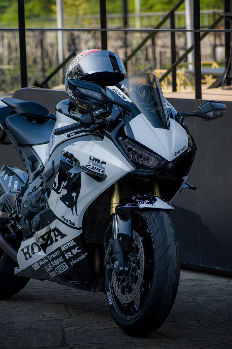 cbsf_01's tweet photo. 77の日らしいので便乗〜〜🏍🏍

仕事おもろすぎてバイクに乗れてないという意味わからん現象やけど、台風どっか行ったら乗ります🌀🌀

 #77の日  #sc77 #cbr1000rr https://t.co/1QCn5RNWWM