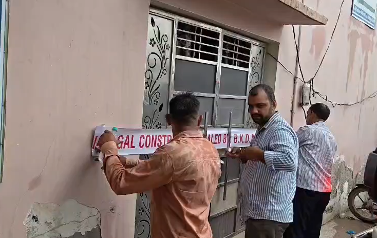 bstvlive's tweet photo. बुलंदशहर
➡3 ओयो होटलो पर पुलिस,BKDA का एक्शन
➡बिल्डिंगों के मानचित्र की नहीं थी स्वीकृति
➡अवैध रूप से संचालित किए जा रहे थे होटल
➡बीकेडीए टीम ने बिल्डिंगों को किया सील
➡खुर्जा क्षेत्र के टेना सिकरी मार्ग का मामला
#Bulandshahr #UttarPradesh #BKDA https://t.co/WUQFpfW2Lc