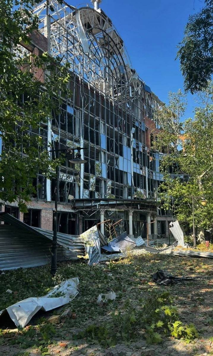hochu_dodomu's tweet photo. Ресурси окупантів  з гордістю опублікували відео знищення торгового центру "Суворовський" у Центральному районі Херсона.
 Вибухова хвиля пошкодила фасад Драматичного театру.
 Навіть не питаю - база операторів БПЛА  чи НАТО?
   А  кацапи? https://t.co/F6IQjSxOtq
