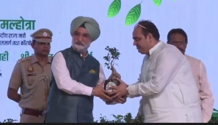 KailashSankla's tweet photo. यशस्वी प्रधानमंत्री श्री @narendramodi जी के "एक पेड़ माँ के नाम" संकल्प के अंतर्गत दिल्ली में 70 लाख पौधारोपण अभियान के शुभारंभ एवं 300 इलेक्ट्रिक बसों सहित विभिन्न जनहितकारी परियोजनाओं के लोकार्पण कार्यक्रम में मुख्य अतिथि आदरणीय श्री @AmitShah जी का मार्गदर्शन प्राप्त हुआ। https://t.co/Cv6etTJ3Xx