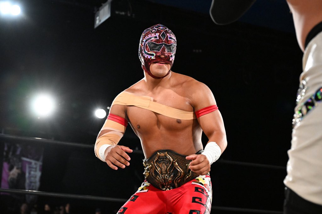 Sangre_AztecaJr's tweet photo. ちなみに、この2週間は肩を痛めた状態で試合をしています⚠️

肩の可動域が制限されていて、力もあまり入りませんが、一日でも早く回復できるように頑張っています。

幸い、大きなケガではないことが分かったので、それが唯一の救いです。

この2週間はジムでのトレーニングもまったくできず、本当に悔しいです。
田舎町で何もできない外国人って、なかなか大変ですよね…🥲

今日からリハビリも始めました！
7月19日の滝沢大会でのタイトル防衛戦までに、できる限りベストなコンディションに仕上げられるよう頑張ります！🙏🏿

#みちのくプロレス  
#SangreAztecaJr