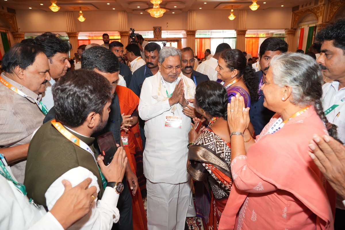 siddaramaiah's tweet photo. ಬೆಂಗಳೂರಿನಲ್ಲಿ ಇಂದು ನಡೆದ ಪ್ರದೇಶ ಕಾಂಗ್ರೆಸ್ ಸಮಿತಿಯ ಸರ್ವ ಸದಸ್ಯರ ಸಭೆಯಲ್ಲಿ ಭಾಗವಹಿಸಿ, ಎಸ್‌ಐಆರ್, ಮುಂಬರುವ ಜಿಬಿಎ ಚುನಾವಣೆ, ಪಕ್ಷ ಸಂಘಟನೆ ಸೇರಿದಂತೆ ಇತರೆ ವಿಚಾರಗಳ ಬಗೆಗೆ ಮಾತನಾಡಿದೆ. 

ರಾಜ್ಯ ಉಸ್ತುವಾರಿ ಎಐಸಿಸಿ ಪ್ರಧಾನ ಕಾರ್ಯದರ್ಶಿ ರಣದೀಪ್ ಸಿಂಗ್ ಸುರ್ಜೆವಾಲ, ಕೆಪಿಸಿಸಿ ಅಧ್ಯಕ್ಷರಾದ ಬಿ.ಕೆ. ಹರಿಪ್ರಸಾದ್, ಎಐಸಿಸಿ ಕಾರ್ಯದರ್ಶಿಗಳಾದ ಗೋಪಿನಾಥ್ ಪಳನಿಯಪ್ಪನ್, ಅಭಿಷೇಕ್ ದತ್, ಕೆಪಿಸಿಸಿ ಪ್ರಚಾರ ಸಮಿತಿ ಅಧ್ಯಕ್ಷರಾದ ವಿನಯ್ ಕುಮಾರ್ ಸೊರಕೆ ಅವರು ಸೇರಿದಂತೆ, ಕೆಪಿಸಿಸಿ ಪದಾಧಿಕಾರಿಗಳು, ಸದಸ್ಯರು, ಹಾಲಿ ಮತ್ತು ಮಾಜಿ ಸಚಿವರು, ಸಂಸದರು, ಶಾಸಕರು ಪಾಲ್ಗೊಂಡಿದ್ದರು.