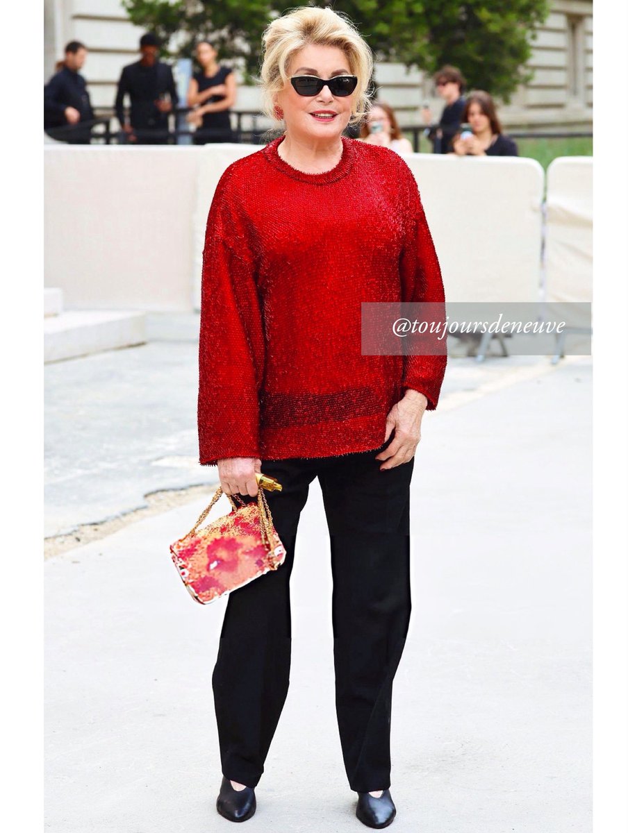 toujoursdeneuve's tweet photo. 💥 Catherine Deneuve au défilé Haute Couture Automne-Hiver 2026-2027 de Chanel, dans le cadre de la Semaine de la mode de Paris / 7 juillet 2026

#CatherineDeneuve #Chanel #ParisFashionWeek #HauteCouture https://t.co/Qncr9fQMZl