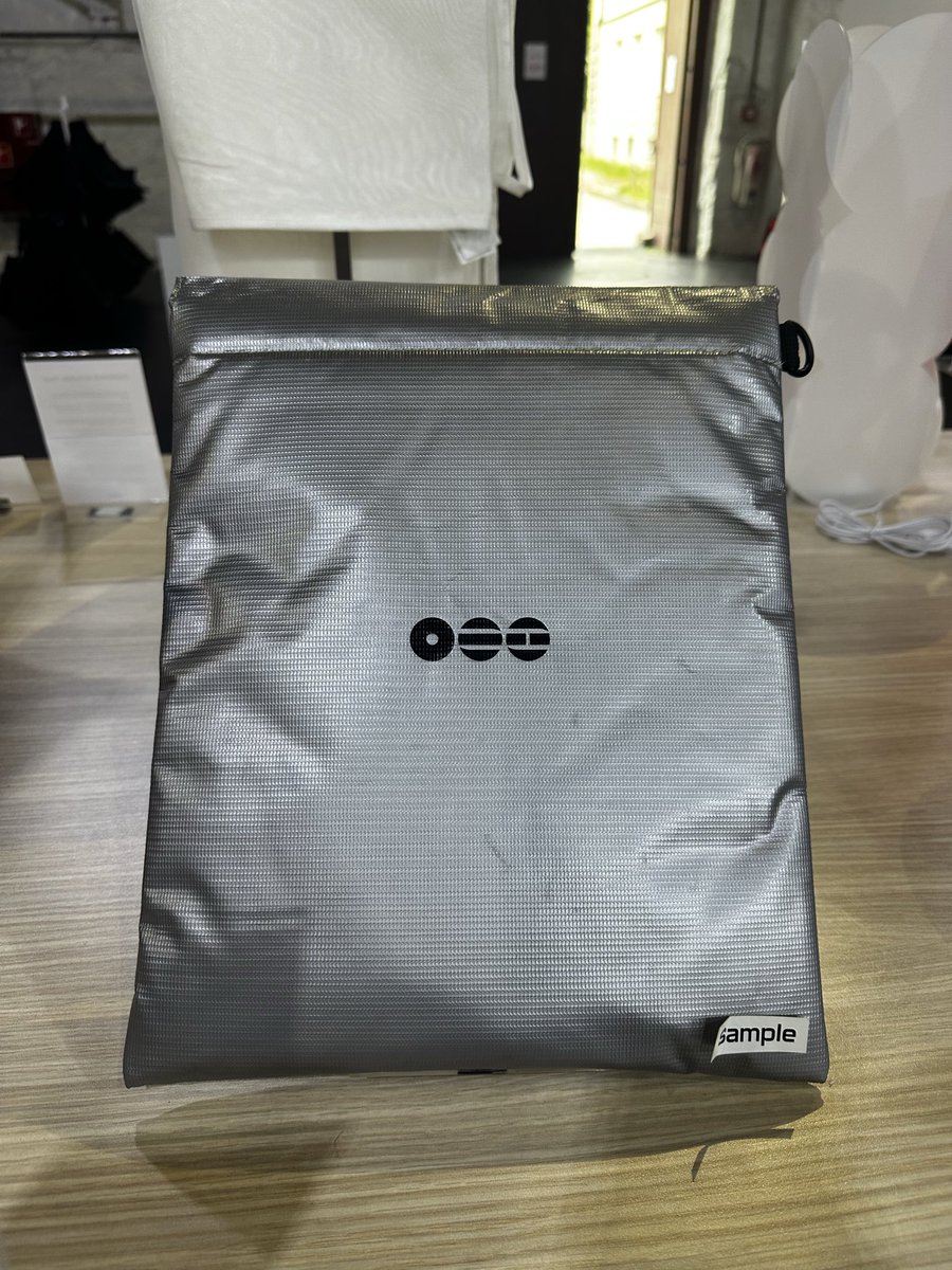 agustdsgf_'s tweet photo. Şu laptop pouch ile ilgileniyordum aslında almayacaktım bişey staff geldi yakışıklı bi çocuk yardım ediyim falan dedi beraber çantamdaki Laptop sığıyor mu diye baktık açtı gösterdi bide ilgilendi baya ayıp olmasın diye 55€ bayıldım çocuğun yüzünden kdemdnwmme https://t.co/XJTdQKf8td