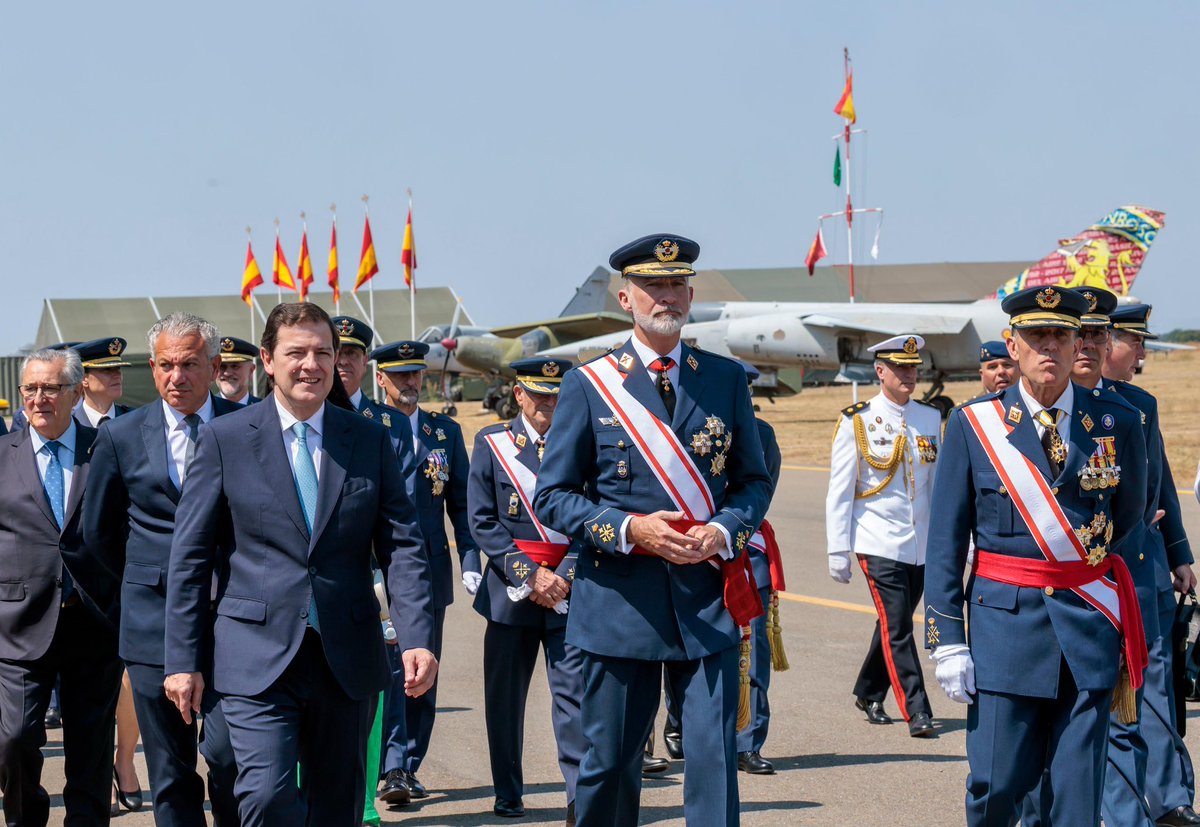 alferma1's tweet photo. Ha sido un honor acompañar hoy, en León, a S.M. el Rey Felipe VI en la entrega de los Reales Despachos a la XXXIV Promoción de la Academia Básica del Aire y del Espacio. Gracias por su cariño y presencia constante en #CastillayLeón. https://t.co/7VeBfuTgEY