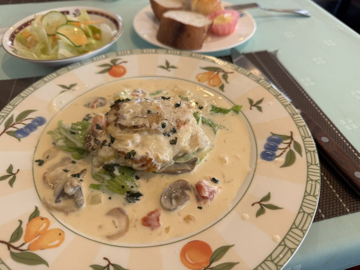 02_panpan's tweet photo. カフェ·ド·グルマン／牛久市
昨日のごんちゃんとごんちゃん母とのランチ🍽️
Aランチ 1100円（スープ、ライス、サラダorパン）
コーヒー300円　デザート330円
という高コスパランチ👮✨
駐車場がいっぱいだったので道路を挟んだコインパーキング利用（1h100円）
子連れ🙆‍♀️予約はできない https://t.co/o1ck0vcMc1