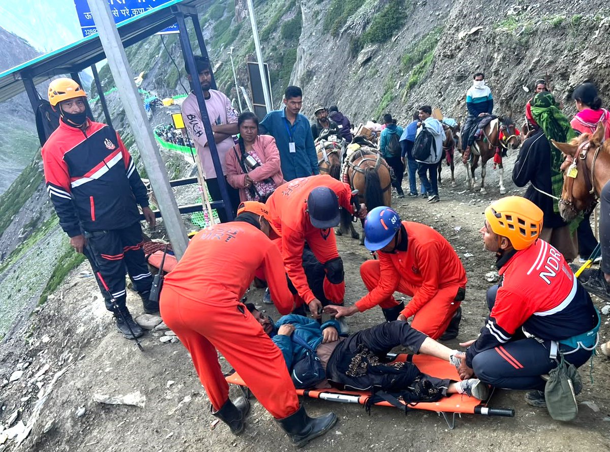 SSBSHQSRINAGAR's tweet photo. https://t.co/0fuztacyk0.Brotherhood 
Every step of the #ShriAmarnathJiYatra is secured with unwavering commitment. SSB personnel remain deployed round the clock to ensure every pilgrim experiences a safe, peaceful and spiritually fulfilling journey. https://t.co/uLBNplGj28