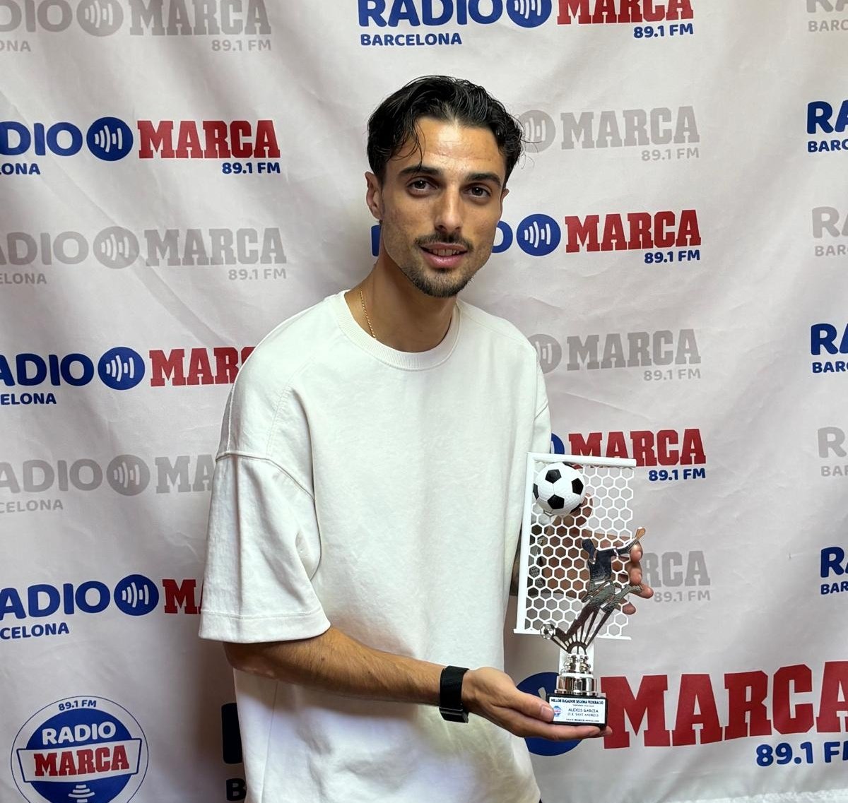 uesantandreu's tweet photo. 🌟 Alexis Garcia ha rebut el trofeu Campió com a Millor Jugador de Segona RFEF, que atorga el @MarcadorCat de @radiomarcabcn.

Enhorabona, Alexis! 💛❤️ https://t.co/maPkvpqr58