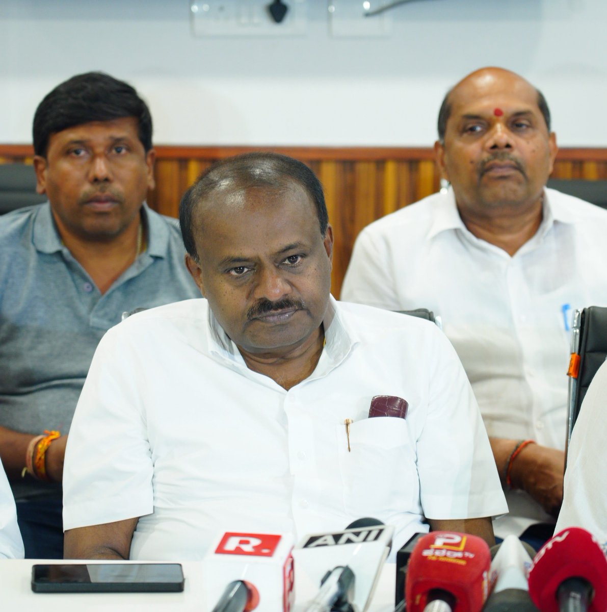 hd_kumaraswamy's tweet photo. 📍ನವದೆಹಲಿ

ಕರ್ನಾಟಕದಲ್ಲಿ ನಡೆಯುತ್ತಿರುವ ಮತದಾರರ ಪಟ್ಟಿ ತೀವ್ರ ಪರಿಷ್ಕರಣೆ (ಎಸ್ಐಆರ್) ಪ್ರಕ್ರಿಯೆಯನ್ನು ದುರ್ಬಳಕೆ ಮಾಡಿಕೊಳ್ಳುತ್ತಿರುವ ರಾಜ್ಯ ಕಾಂಗ್ರೆಸ್ ಸರ್ಕಾರದ ವಿರುದ್ಧ ಕೇಂದ್ರ ಚುನಾವಣಾ ಆಯೋಗದ ಮುಖ್ಯ ಆಯುಕ್ತರಿಗೆ ದಾಖಲೆಗಳ ಸಮೇತ ದೂರು ಸಲ್ಲಿಸಲಾಯಿತು. 

ನಾನು ಮತ್ತು ಕೇಂದ್ರ ಸಂಪುಟದಲ್ಲಿ ನನ್ನ ಸಹೋದ್ಯೋಗಿಗಳಾದ ಶ್ರೀ @JoshiPralhad ನೇತೃತ್ವದ NDA ನಿಯೋಗದಲ್ಲಿ ತೆರಳಿ ಮುಖ್ಯ ಚುನಾವಣೆ ಆಯುಕ್ತಾರಾದ ಶ್ರೀ ಜ್ಞಾನೇಶ್ ಕುಮಾರ್ ಅವರಿಗೆ ಎಲ್ಲಾ ಮಾಹಿತಿ ಮತ್ತು ದಾಖಲೆಗಳನ್ನು ಸಲ್ಲಿಸಿ ತಕ್ಷಣ ಮಧ್ಯಪ್ರವೇಶಿಸಿ ಕರ್ನಾಟಕದಲ್ಲಿ ನಡೆಯುತ್ತಿರುವ ಅಕ್ರಮಗಳನ್ನು ತಡೆಗಟ್ಟುವಂತೆ ವಿನಂತಿಸಲಾಯಿತು. 

ನಮ್ಮ ಮನವಿ ಮತ್ತು ಕಳಕಳಿಗೆ ಸ್ಪಂದಿಸಿದ ಮುಖ್ಯ ಆಯುಕ್ತರು, ಈ ಬಗ್ಗೆ ಕೂಲಂಕಶವಾಗಿ ಪರಿಶೀಲನೆ ನಡೆಸಿ ಕ್ರಮ ವಹಿಸಲಾಗುವುದು ಎಂದು ಭರವಸೆ ನೀಡಿದರು.

ನಿಯೋಗದಲ್ಲಿ ಕೇಂದ್ರ ಸಚಿವರಾದ ಶ್ರೀ ವಿ.ಸೋಮಣ್ಣ ಅವರು, ವಿಧಾನಸಭೆ ಪ್ರತಿಪಕ್ಷ ನಾಯಕರಾದ ಶ್ರೀ ಆರ್.ಅಶೋಕ್ ಅವರು, ವಿಧಾನ ಪರಿಷತ್ ಪ್ರತಿಪಕ್ಷ ನಾಯಕರದ ಶ್ರೀ ಛಲವಾದಿ ನಾರಾಯಣಸ್ವಾಮಿ ಅವರು, ವಿಧಾನಸಭೆಯಲ್ಲಿ ಜೆಡಿಎಸ್ ನಾಯಕರಾದ ಶ್ರೀ ಸಿ.ಬಿ. ಸುರೇಶ್ ಬಾಬು ಅವರು, ಸಂಸದರಾದ ಶ್ರೀ ಎಂ.ಮಲ್ಲೇಶ್ ಬಾಬು ಅವರು, ಶ್ರೀ ಕೋಟ ಶ್ರೀನಿವಾಸ್ ಪೂಜಾರಿ ಅವರು, ಮಾಜಿ ಸಚಿವರಾದ ಶ್ರೀ ಬಂಡೆಪ್ಪ ಕಾಶಂಪೂರ್ ಅವರು, ಶಾಸಕರಾದ ಅರವಿಂದ್ ಬೆಲ್ಲದ ಅವರು ನಿಯೋಗದಲ್ಲಿ ಇದ್ದರು.

@ECISVEEP 

#SIRKarnataka #SIR #ElectionCommission
