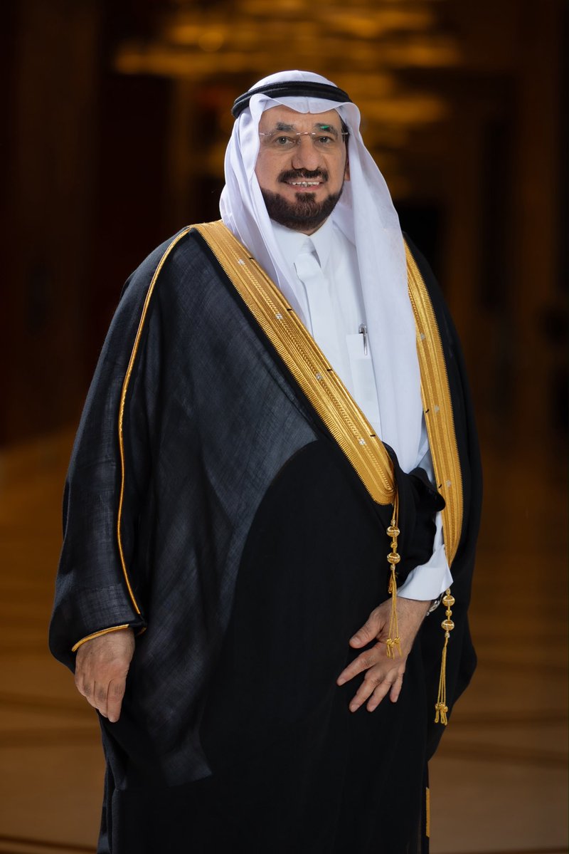 KNews2030_KSA's tweet photo. *العرفان بالجميل*

*سلمان بن محمد العُمري* 
@Salman_AlOmari 

داءان بغيضان ومتناقضان وعلى خطي نقيض ولكن تجمعهما النفوس غير السوية، هذا الداءان هما:التملُّق،ونكران الجميل،والتملق هو الكذب والمبالغة في نسبة الأعمال والأقوال لغير أهلها؛ تزلفاً ونفاقاً بُغية الحصول على مصلحة ومنفعة دنيوية،رغم ما فيها من انحطاط خلقي وهدر لكرامة المتملق، وإراقة لدم وجهه وانحدار في مستوى الكرامة وعزة النفس لديه حينما ينسب للغير ما لم يقوموا به،والأمر الآخر نكران الجميل بألا تشكر من أحسن إليك وأسدى لك معروفاً،ومن لم يشكر الناس لم يشكر الله،كما قال نبينا - صلى الله عليه وسلم - .
إن الله سبحانه وتعالى يحب إذا أنعم على عبده أن يشكره على ما أنعم عليه والله غني عن عباده،ولكن أراد الله بحكمته أن ينشأ بين الناس إلى جانب اصطناع المعروف الوفاء والعرفان بالجميل،ولذا فمن الخلق الرفيع والأدب العالي وحسن الالتزام أن نعبر لمن أحسن إلينا ونقدر له ولا ننسى معروفه ولا نجحده،وهو أصل في الفطر الإنسانية السوية والقلوب الصافية التي جُبلت على حب من أحسن إليها،وفي الشكر والتقدير أثر كبير في تعزيز المعروف وتوثيق الروابط ومضاعفة الإحسان.
إن بعض الناس ينسون أو يتناسون فعل الجميل،بل ربما قابلوا الإحسان بالإساءة، والتنكر،ولايذكرون أو يتذاكرون من أحسن إليهم إلا حينما تستجد الحاجة ويحتاجون إلى المعروف مرة أخرى،فيغرقونك بالحمد والثناء المضاعف الذي يصل إلى حد التملق وهذا من اللؤم،وللعلم فإن من جبلوا على إسداء المعروف لا ينتظرون جزاءً ولا شكوراً ويرجون ما عند الله -عز وجل-وهم يشعرون باللذة والسعادة حينما يقومون بعمل المعروف وإسداء الجميل لا انتظاراً لثناء أو لمدح ولا يتبعون معروفهم منَّاً ولا أذى،ولايذكرون صنيعهم ولا يفخمونه ولايطرونه في المجالس ولايوثقونه في كتبهم ومذكراتهم.
في حياة كثير منا مواقف نتذكر منها القليل وننسى الكثير ويبقى الدعاء موفوراً لكل من أسدى إلينا معروفاً،وحينما تستدعى الذاكرة خطوة من خطواتنا وعملاً من أعمالنا نستحضر الشكر والدعاء وخالص الثناء لمن أسدى إلينا معروفاً وأقلّها الدعاء،وهذا أقل المكافأة،وفي المقابل لن يؤثر فينا نكران الجميل،ولن يعيقنا عن بذل المعروف مع المنكر أو غيره،لأن جدوى المساعدة وعمل الخير لا ننتظره منه أومن صاحب العلاقة ولن يؤثر في النفس هذا الجحود.
إن من واجب كل إنسان أن يضع نصب عينيه حقيقة ماثلة في عقله وينقشها على أديم قلبه حتى لا ينساها يوماً:أن الجميل حتى وإن ذهب عند الناس فلن يضيع عند رب العالمين،ولن يخسر صاحب المعروف شيئاً لأنه لم يضع معروفه انتظاراً لمكافأة،أو شكراً،ولكن على من أسدي له المعروف أن يعلم أن كلمات الشكر والعرفان وحسن التقدير تزيد من المحبة وتبعث في النفس الرضا وتحفز الهمم وتشيع السعادة والهناء في النفوس،فلحسن التقدير أُثر جميل في النفوس،فلا تبخل به على أهلك وأصدقائك ومن حولك،وكل من تتصل بهم في معترك الحياة وسترى مالها من أثر عظيم.
     _______________
alomari1420@yahoo.com